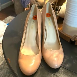 Shows don’t fit. Never worn.